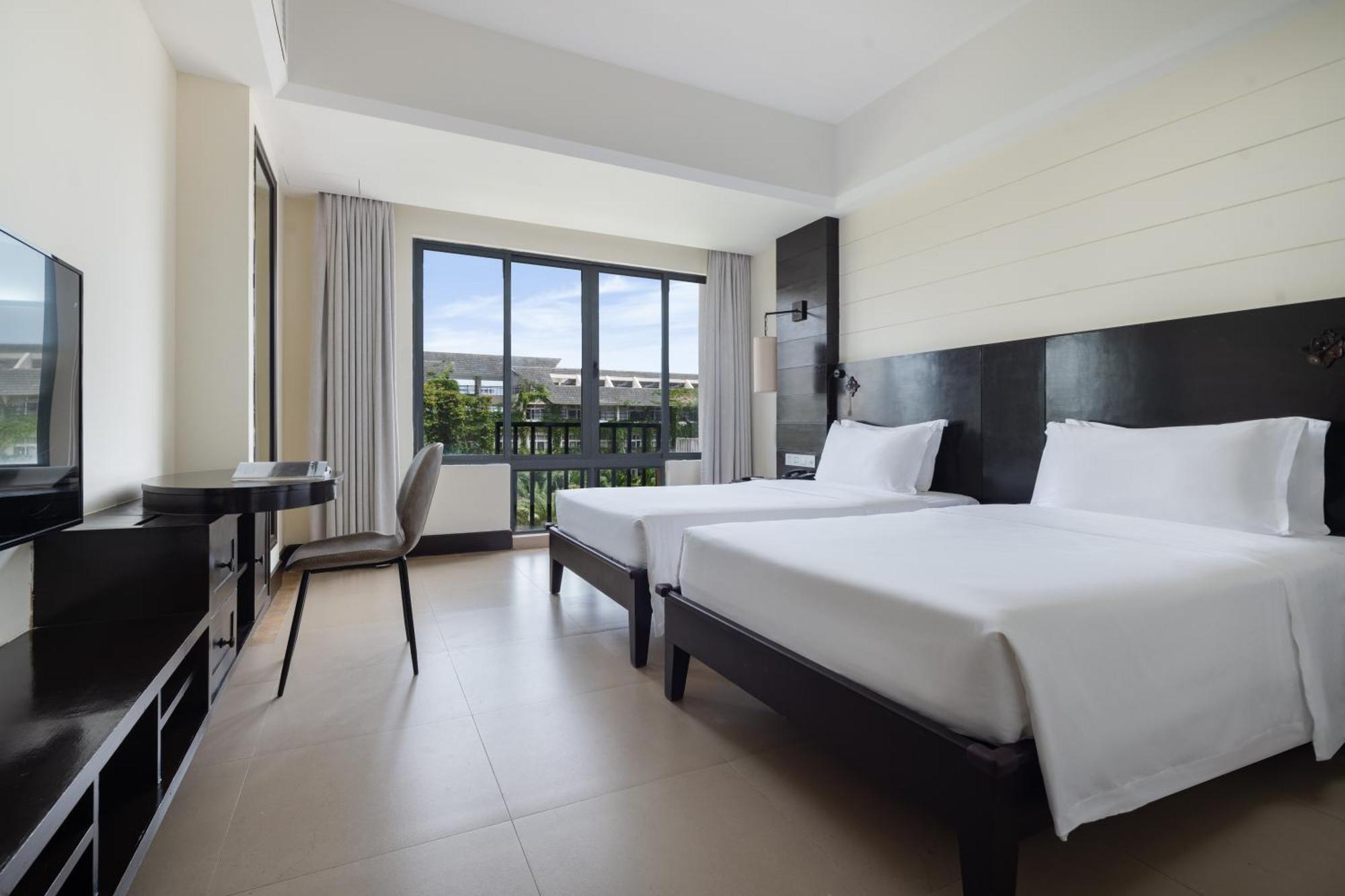 Ramada Plaza By Wyndham Sanya Bay Hotel Exterior photo